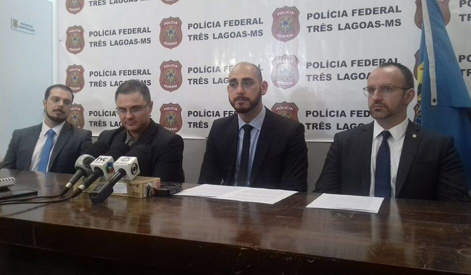 Delegados da PF e promotor de Justiça em coletiva à imprensa para passar detalhes da operação