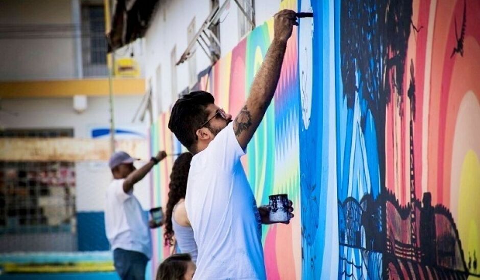 Felipe Freitas, à frente, e voluntários criam Painel Cultural no Recinto de Exposições de Paranaíba