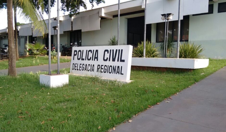 O caso foi registrado como vias de fatos e violência doméstica.  na Delegacia de Polícia Civil