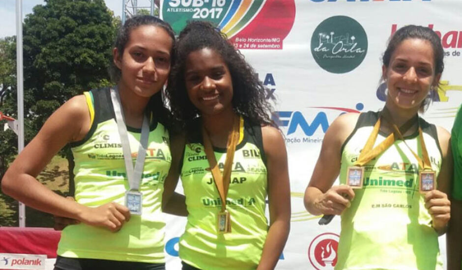 Ana, Kawane e Camila ostentam suas medalhas no pódio, em Belo Horizonte