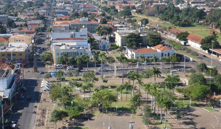 Vista panorâmica da praça central "Senador Ramez Tebet" no cruzamento com as principais avenidas de Três Lagoas