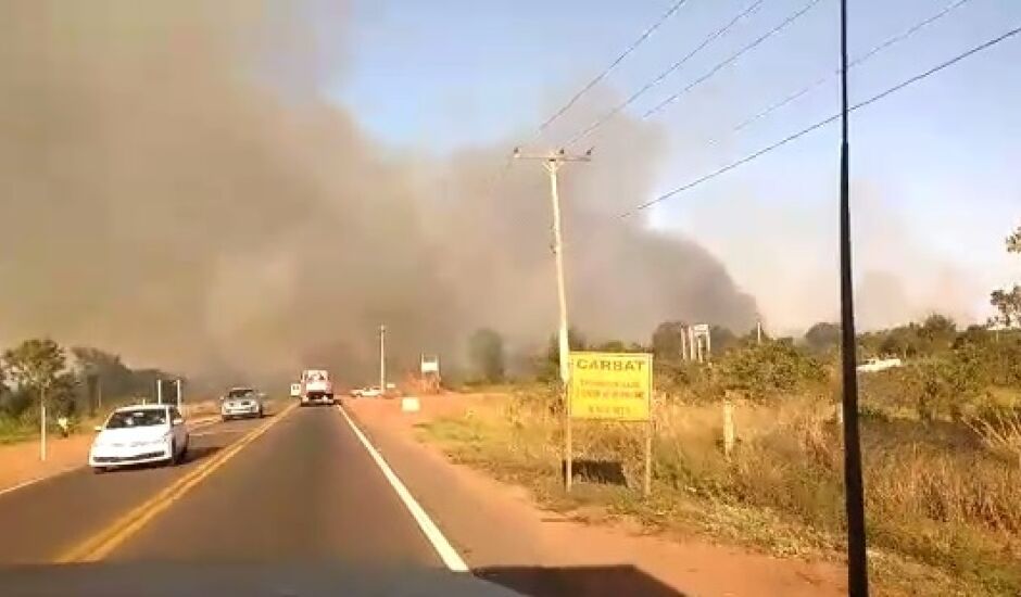 Incêndio às margens da BR-262, rodovia que liga Três Lagoas a Campo Grande