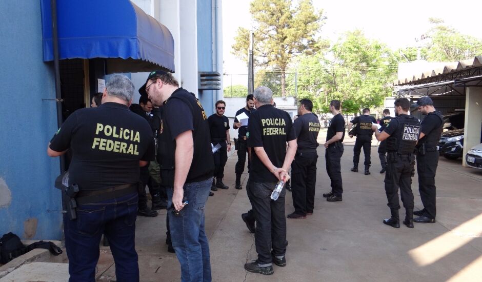 Policiais federais reunidos antes do início da operação em Três Lagoas
