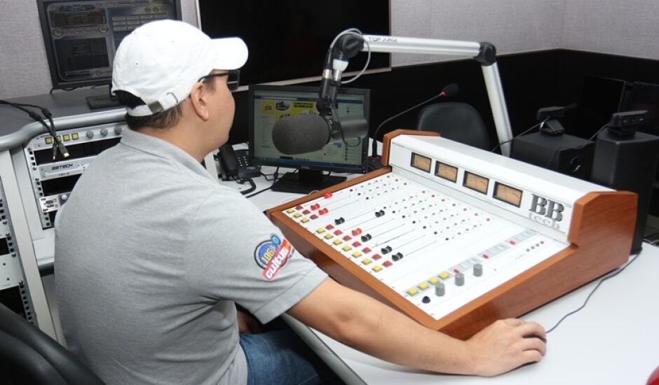 Pesquisa mostra que o rádio é um dos meios de comunicação favoritos pelo dinamismo da informação