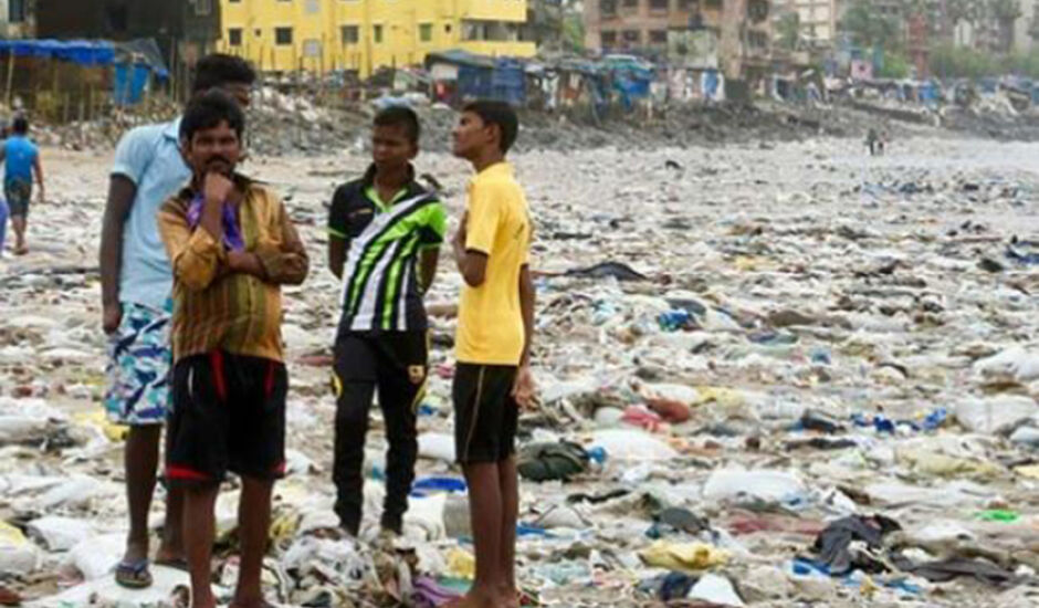 Em alguns lugares do mundo a poluição por plásticos é simplesmente catastrófica, como nesta praia em Mumbai, na Índia
