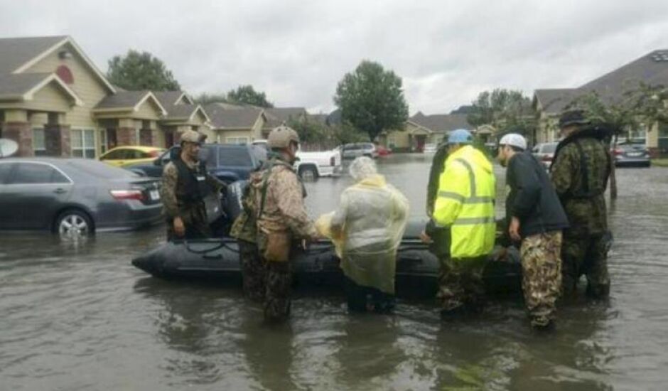 Fuzileiros navais norte-americanos resgatam vítimas do furacão Harvey, nos Estados Unidos