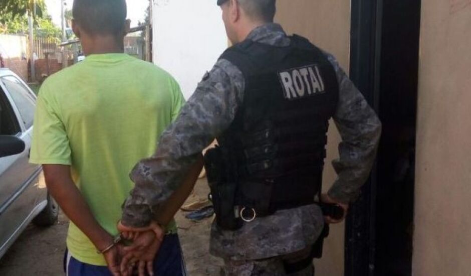 O suspeito foi levado pelos policiais da Rotai até a Delegacia de Atendimento a Mulher