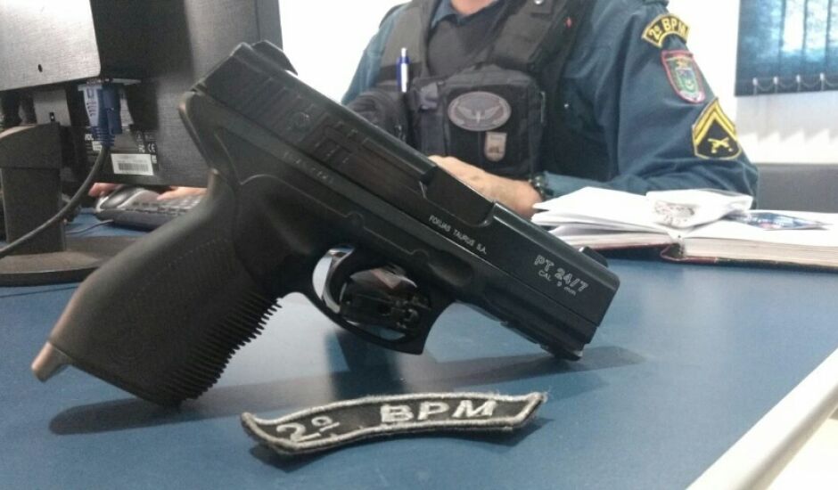 A arma de brinquedo foi apreendida pelos policiais militares