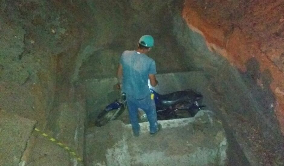 Um familiar da vítima ajudou a retirar a motocicleta do buraco