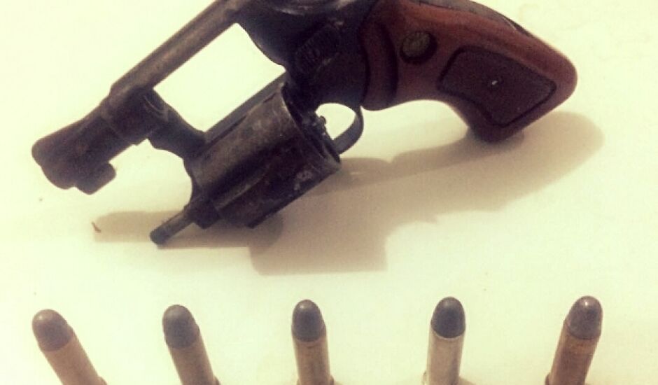 O revólver calibre 38 estava com munições intactas e foi apreendido