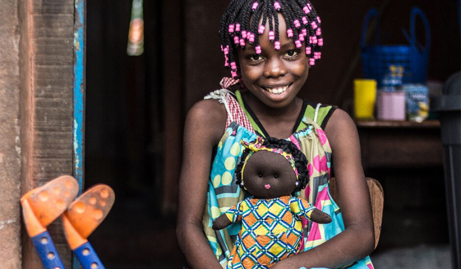 Uma das 250 bonecas entregues do projeto Bunekas na aldeia de Guiné Bissau.au