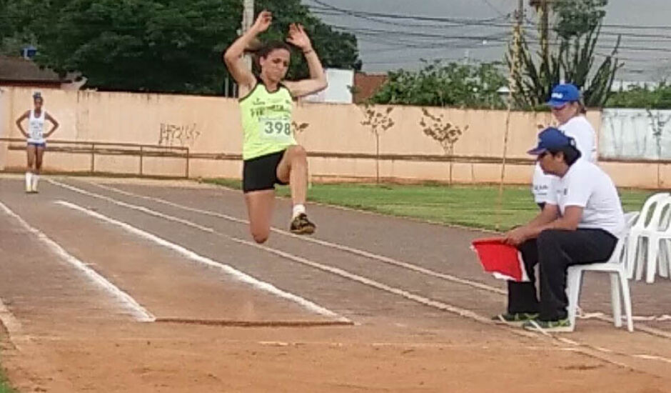Camila, durante prova de salto em distância, no sábado, em Campo Grande