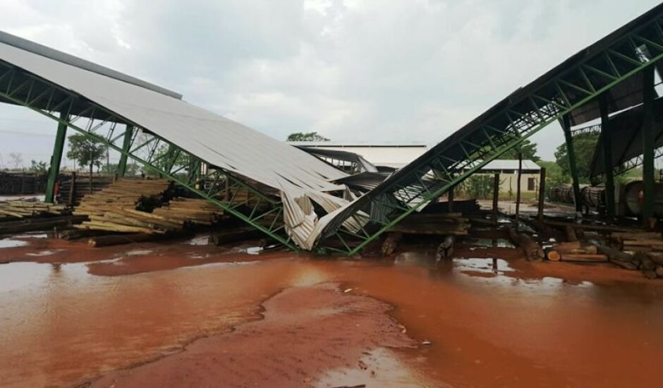 Um barracão de uma indústria na região do Cinturão Verde, próximo ao bairro Jupiá, desabou