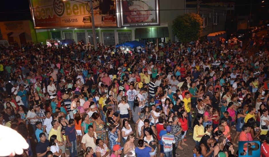 Público lotou a avenida Presidente Vargas, em Aparecida do Taboado