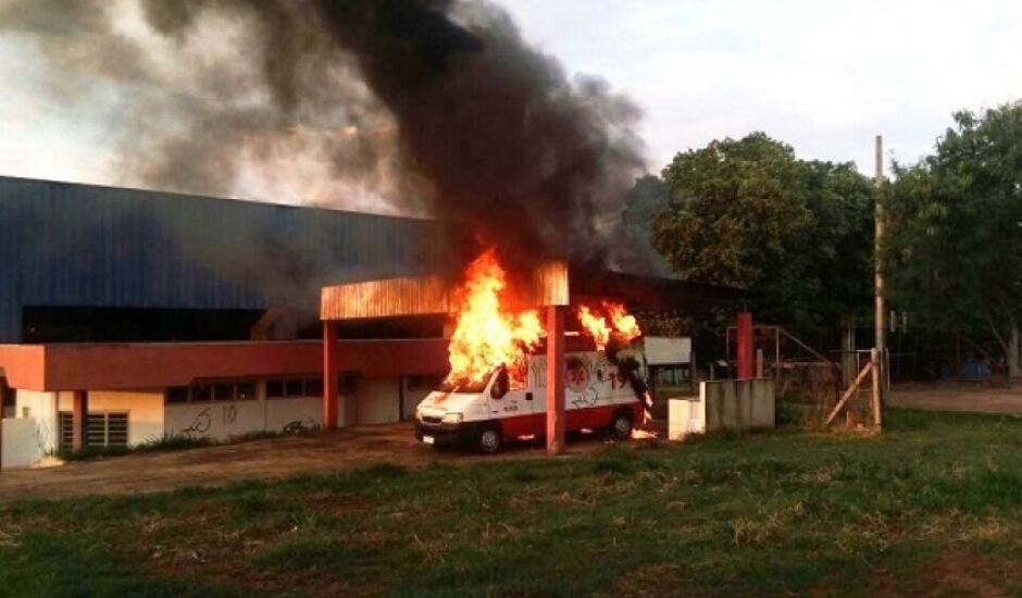 Adolescente incendiou ambulância de R$ 150.000.00
