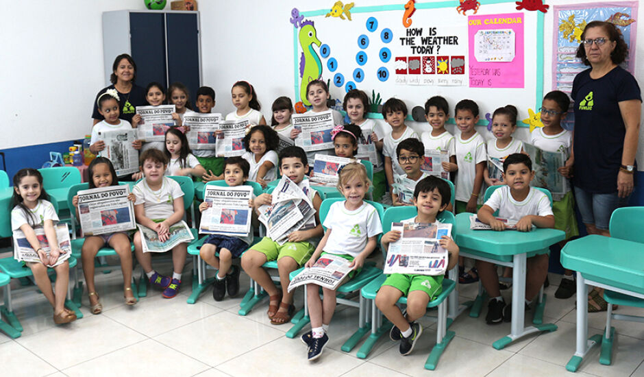 Crianças participam de atividades sobre meios de comunicação