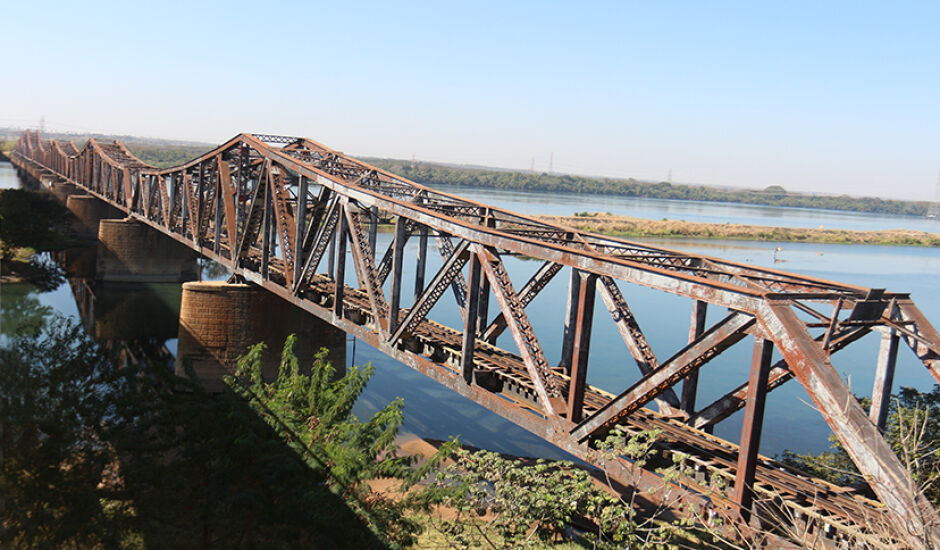 Ponte Ferroviária em cima do Rio Paraná ligando os estados de Mato Grosso do Sul a São Paulo
