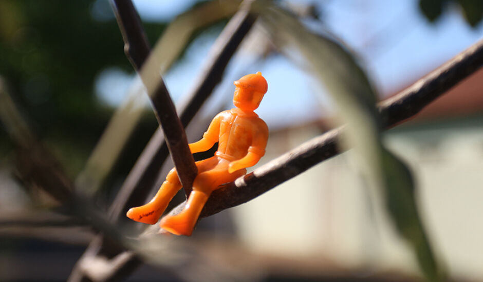 A arte em miniatura representada na figura artesanal de um homem em brinquedo