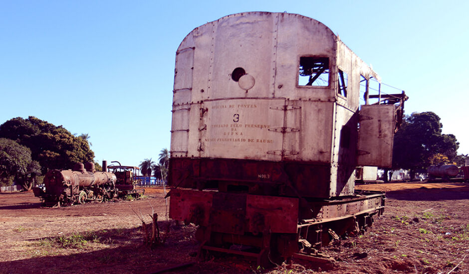Parte de uma locomotiva deixada na área da NOB, na região central de Três Lagoas