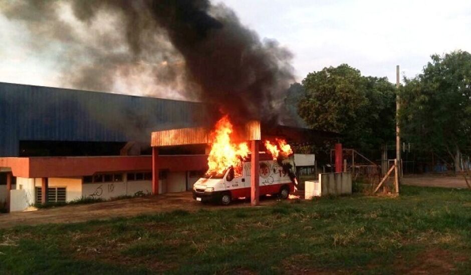 Viatura do SAMU de Paranaíba em chamas