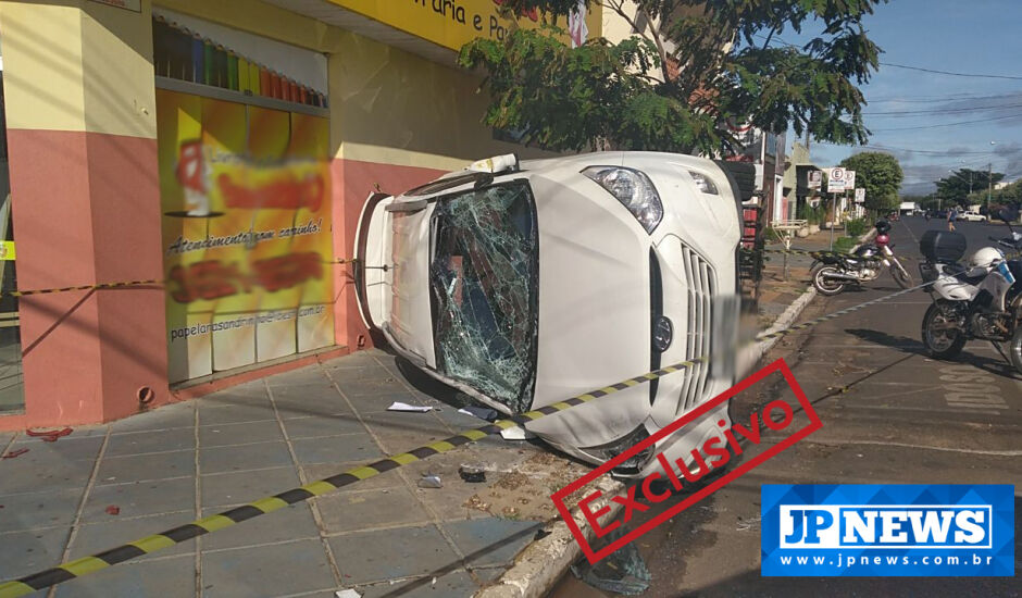 Após o atropelamento, carro quase bate em parede de loja