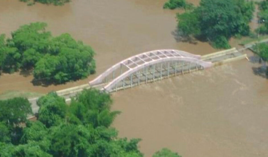 Cheia no rio Miranda em 2016 quase encobre ponte do município