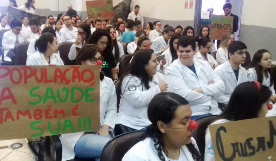 Com faixas, cartazes e nariz de palhaço, os alunos protestam contra a falta de infraestrutura do curso de Medicina de Três Lagoas