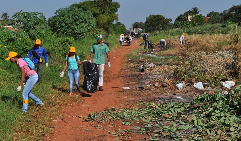 Agentes de saúde fazem limpeza em terreno para combate ao Aedes