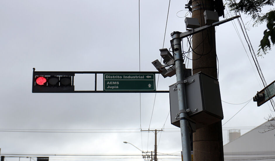 Radar eletrônico no cruzamento da rua Egídio Thomé com a avenida Ranulpho Marques Leal, em Três Lagoas, está quebrado há, ao menos, duas semanas