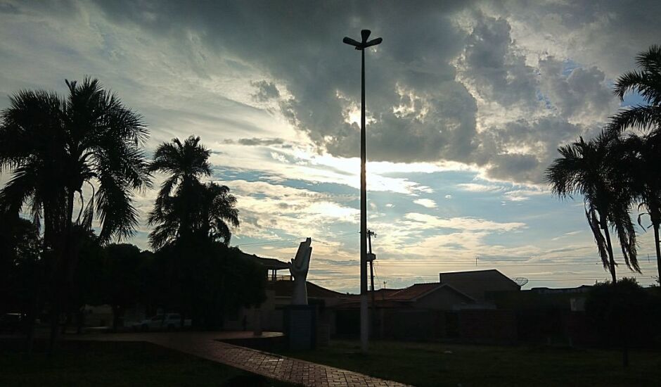 Sexta-feira amanhece com sol entre nuvens em Paranaíba