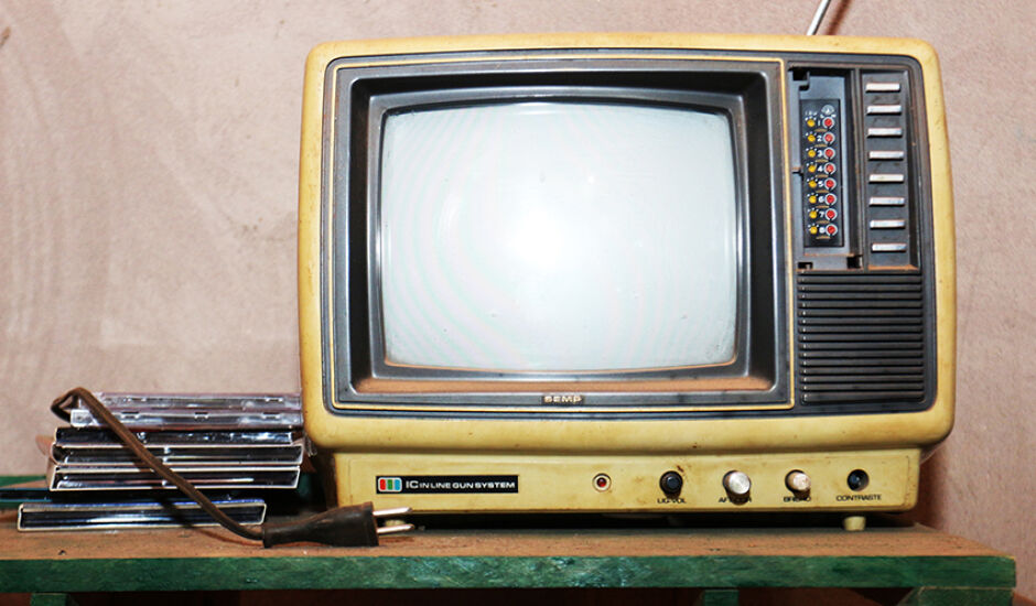 Aparelho de televisão antigo é artigo de coleção e de decoração de morador de Três Lagoas