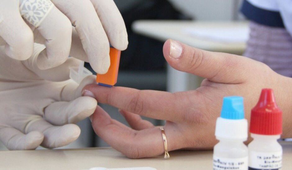 Testes rápidos de HIV, hepatite B e C e sífilis estão disponíveis em unidades da rede pública de saúde