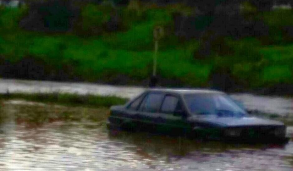 Dois carros foram arrastados pela água, durante a chuva desta terça