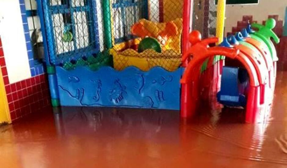Barro e água pós chuva impedem que crianças brinquem e fecha CEINF