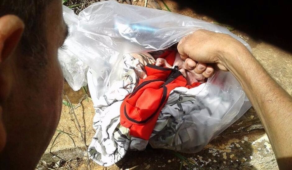 Varredores de rua encontraram o feto abandonado próximo a um bueiro