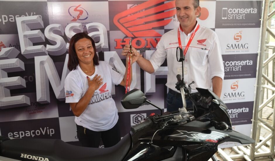 Michele recebe a moto de Clodoaldo Araújo, da Honda Mototrês