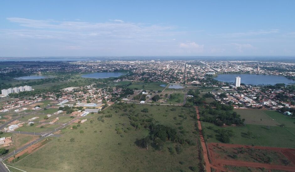 Vista do alto, as três lagoas e o majestoso Rio Sucuriú, que banha Três Lagoas
