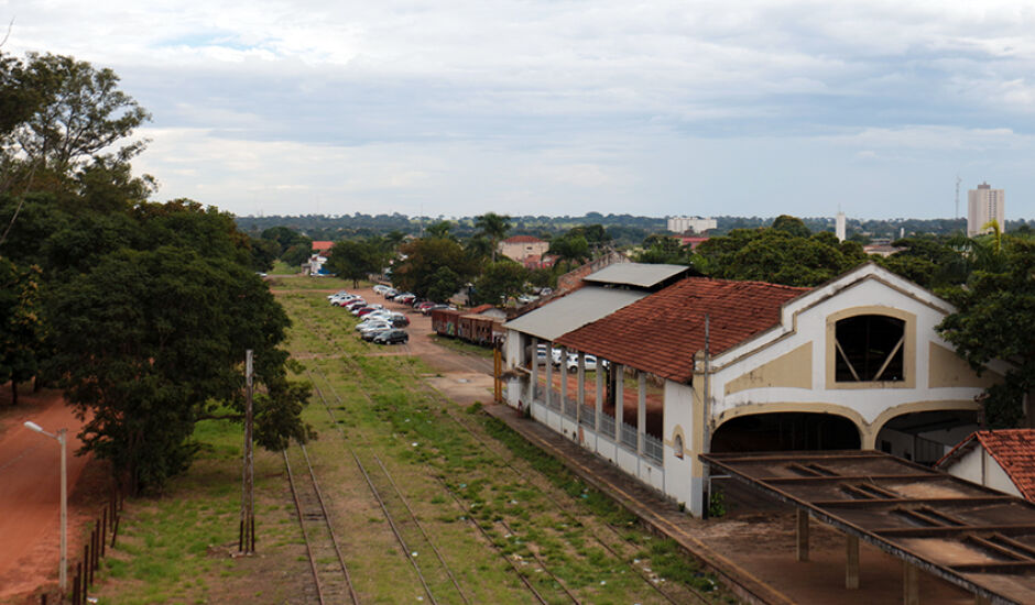 Vista do alto, linha férrea que atravessa Três Lagoas e a antiga área da rede ferroviária Noroeste do Brasil (NOB)