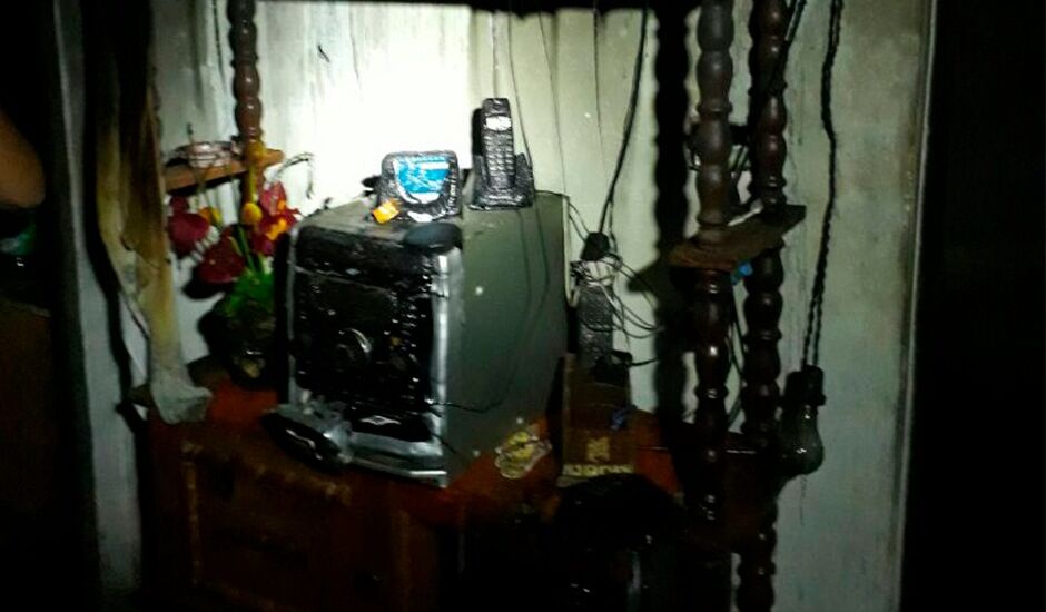 Incêndio que atingiu a sala da casa destruiu móveis e aparelhos eletrônicos