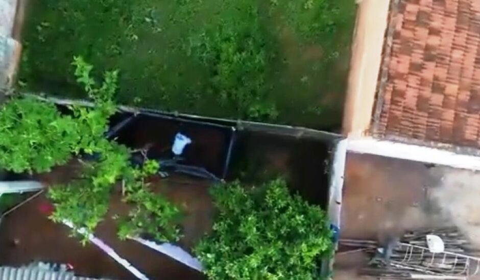 Imagem feita pelo drone da PM mostra momento em que rapaz arremessa droga para telhado de casa vizinha