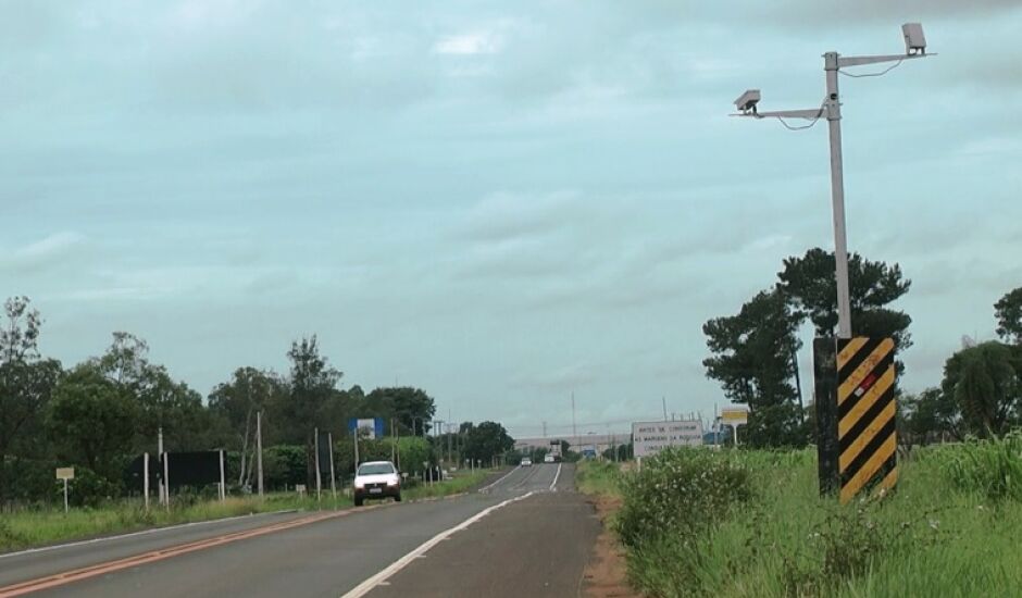 Radares e lombadas eletrônicas estão espalhadas nas duas rodovias federais que cortam o município