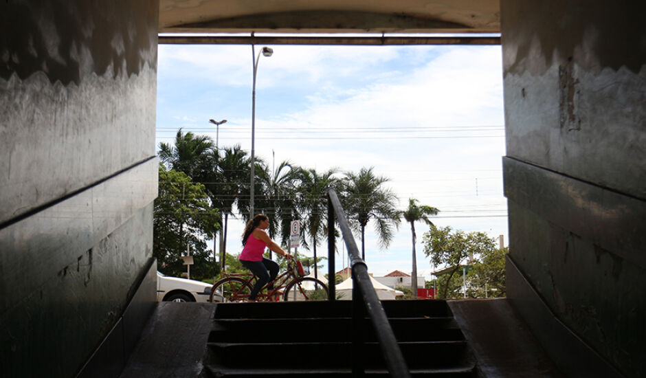 Túnel para transição de pedestres na antiga estação ferroviária (NOB), no Centro de Três Lagoas