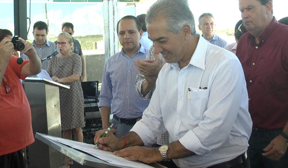 Cerimônia de assinatura aconteceu no aeroporto municipal