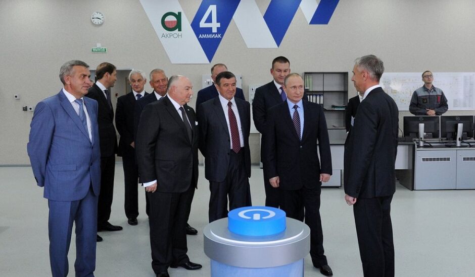 O presidente Vladmir Putin (seg. à dir) participa de inauguração de fábrica da Acron em Moscou