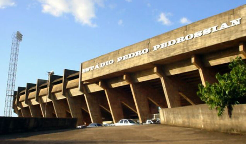 Estádio Morenão segue interditado; jogos realizados no local, nesta semana, não tiveram torcida