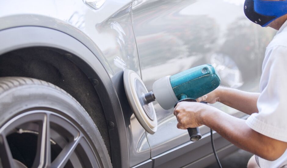 Polimento e cristalização são algumas maneiras de proteger a pintura de carros