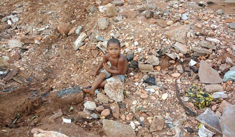 Criança brinca em rua abandonada em Paranaíba. Como será o amanhã? Responda quem puder