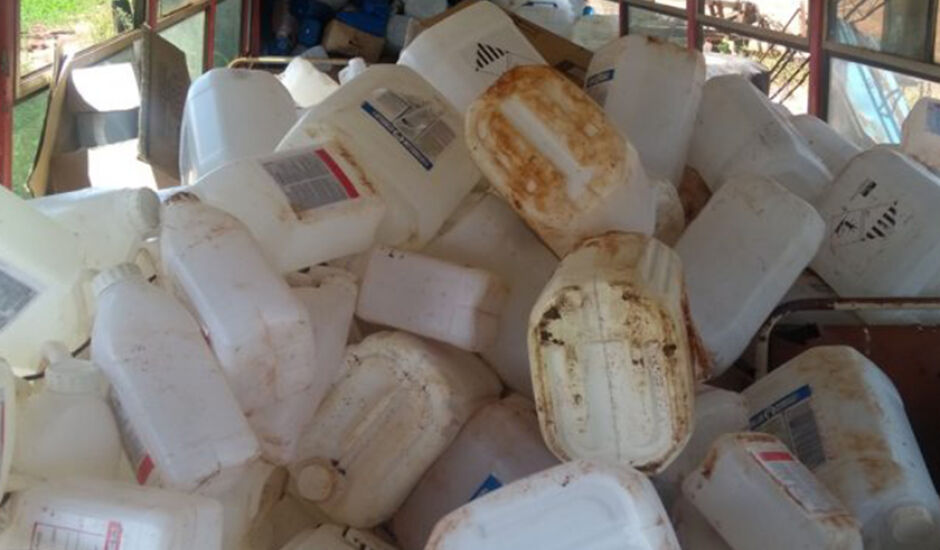 Embalagens constituídas de tambores plásticos estavam dentro de uma sucata de ônibus
