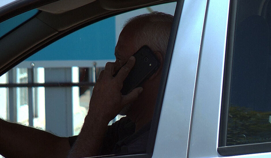Dirigir falando ao celular é uma das principais infrações no trânsito de Três Lagoas