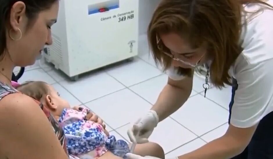 Criança recebe vacinação contra a doença em posto de saúde em Três Lagoas
